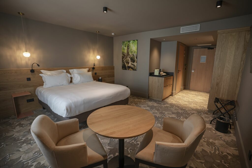 Lit double confortable chambre classique Annecy Haute-Savoie