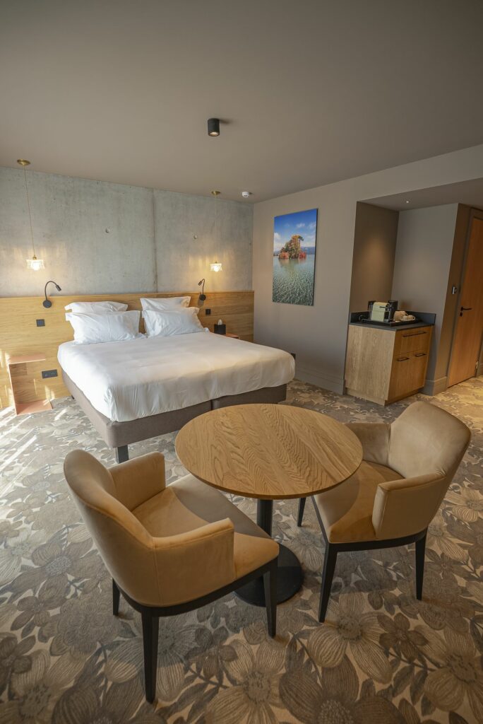 Détail literie haut de gamme chambre classique Annecy