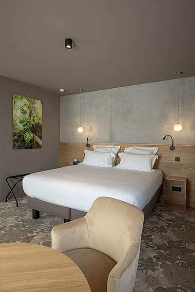 Chambre Confort lumineuse avec grandes baies vitrées, hôtel La Chapelle