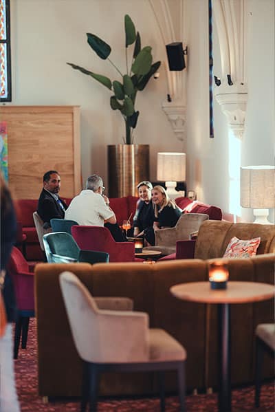 Espace lounge pour réunions professionnelles à l'hôtel La Chapelle, Annecy