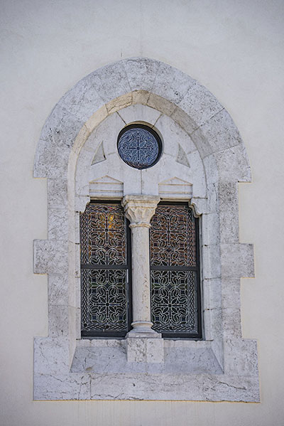 façade en pierre de l'ancienne église, hôtel La Chapelle à Annecy