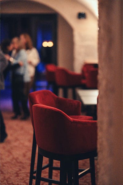 Ambiance feutrée du bar pour événements privés à l'hôtel La Chapelle