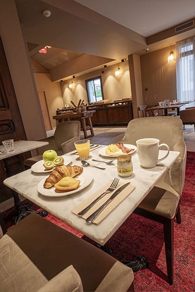 Petit-déjeuner servi à table à l'hôtel La Chapelle, Annecy
