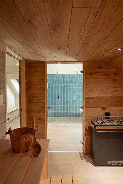 Espace sauna et bien-être en bois de l'hôtel La Chapelle à Annecy