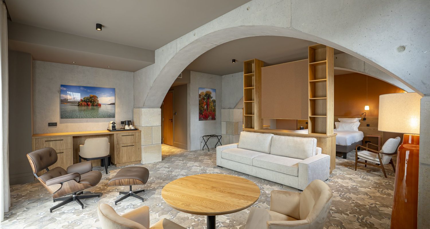 Espace salon lumineux suite hôtel Annecy Haute-Savoie